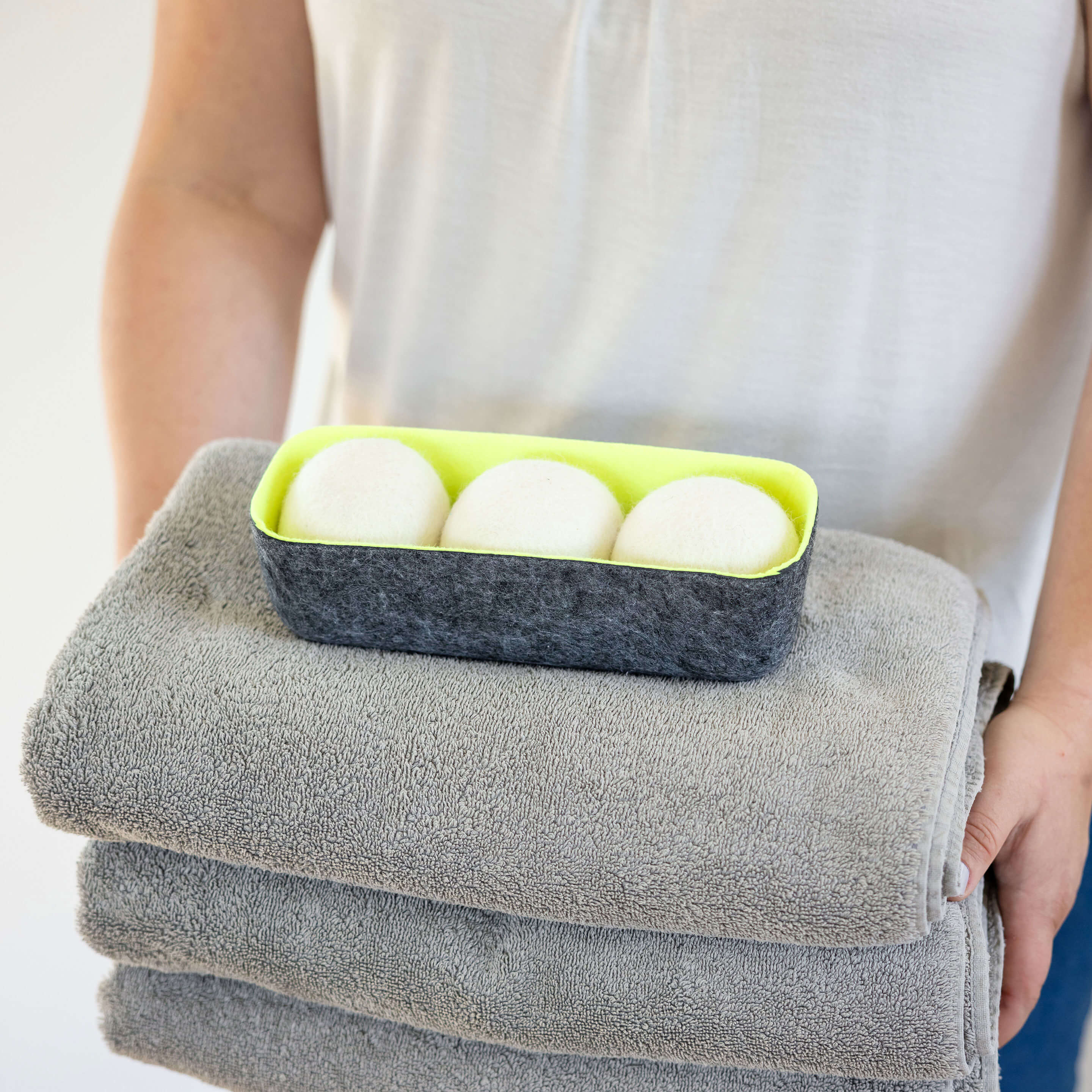 felt·like·it!™ dryer balls + storage bin s/3 WHITE balls in GREEN felt bin