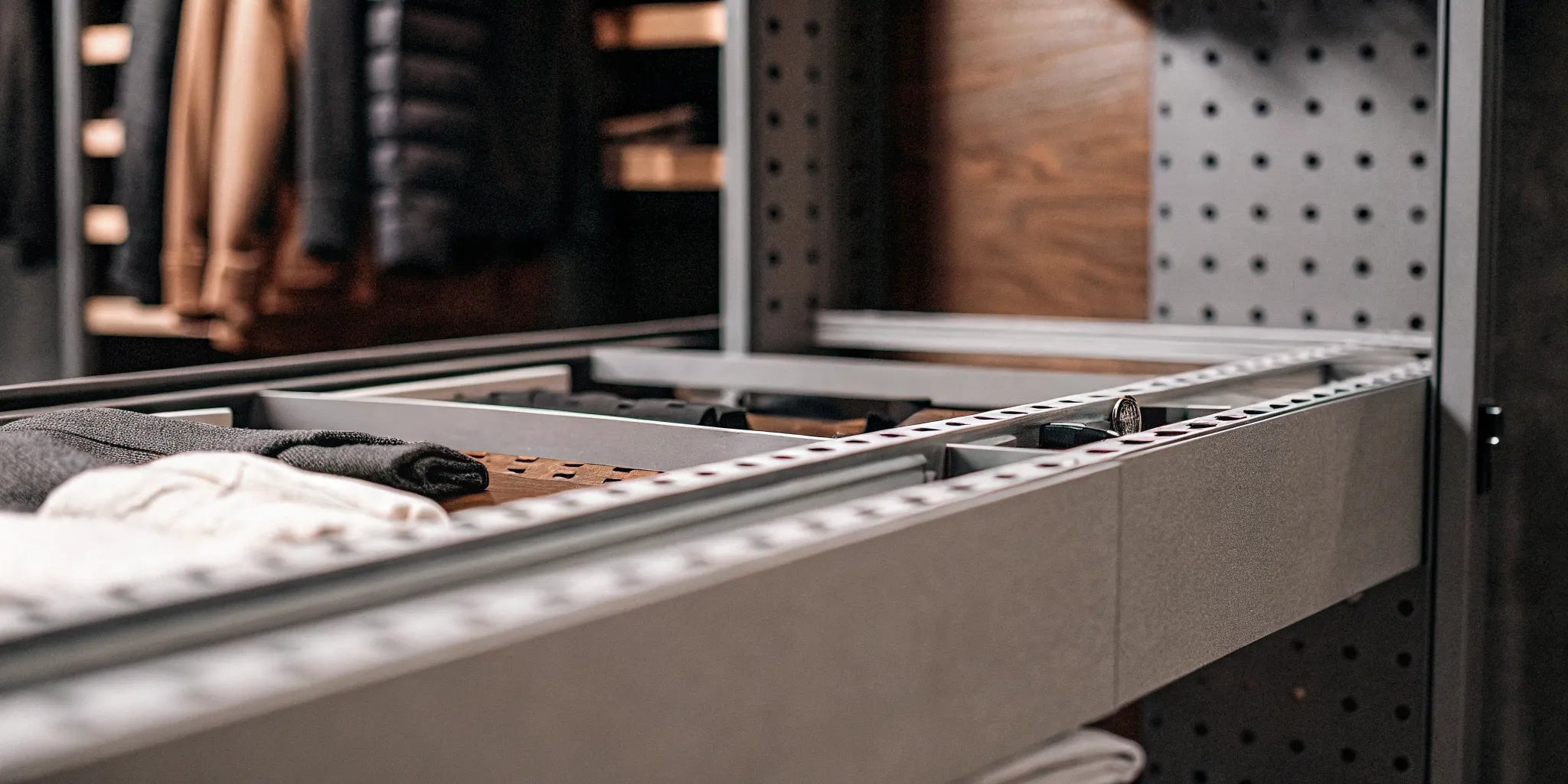 A flexible modular wall storage system with customizable shelves and hanging rails for home organization.